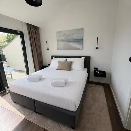 Mara Villa *
