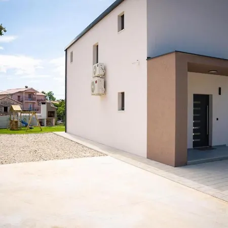 Mara Villa *